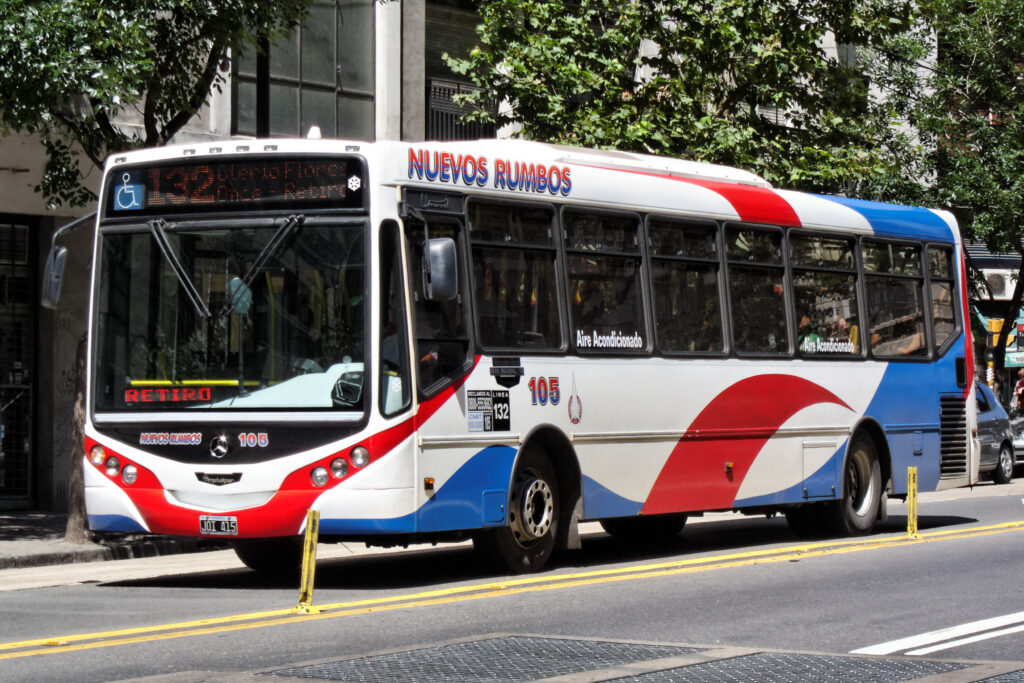 La imagen actual no tiene texto alternativo. El nombre del archivo es: Buenos_Aires_-_Colectivo_132_-_120227_131759-scaled.jpg